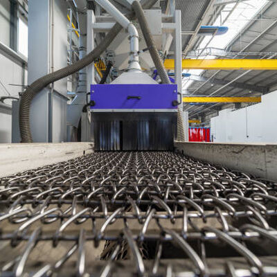 qualidade Correia transportadora de malha de arame, acionada por corrente, correia de malha metálica com trama convencional, oferecendo aberturas desobstruídas para transferência de produtos Fábrica